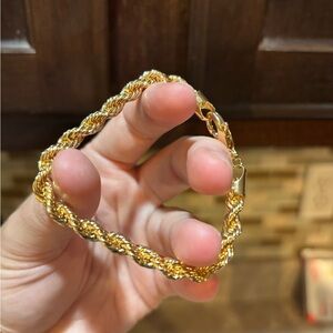 NWOT Elegant Gold Rope Bracelet. For wrists 6 inches or less